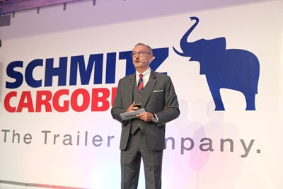 kerem taş schmitz cargobull logo önünde 