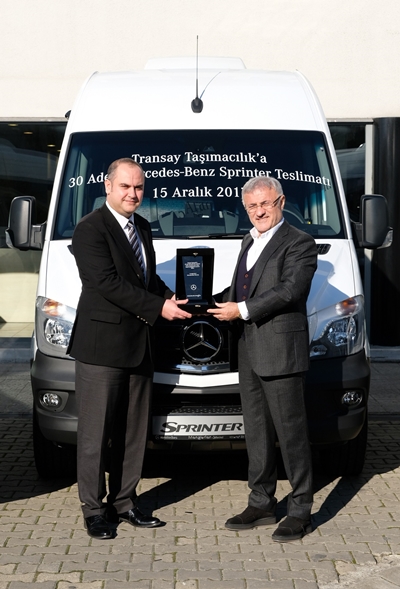 transay taşımacılık mercedes sprinter önünde plaket verme