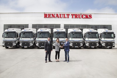 Renault Trucks Satış Direktörü Ömer Bursalıoğlu tarafından yeni araçları ITT Lojistik Genel Müdürü Didem Öztanık’a teslim edilirken