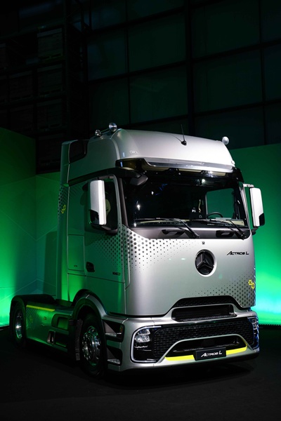 yeni merceeds benz actros yakın çekim 