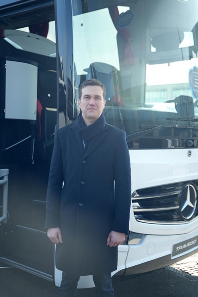 mercedes traveg0 ve tourismo yenilikleri açıklayan Cem demirel