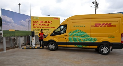 dhl supply chain elektrli araç şarj istasyonu önünde