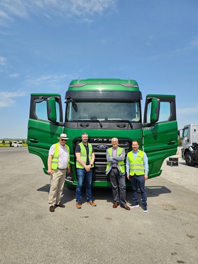 ford trucks ingiltere irlanda servis ağı kamyon önü görsel