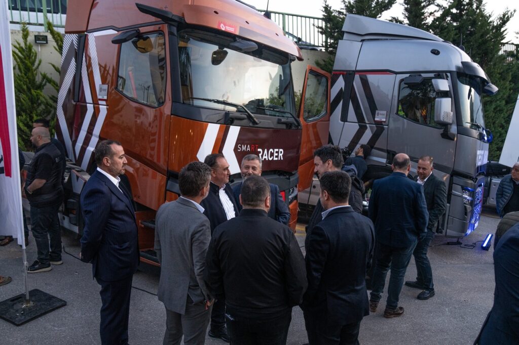 renault trucks fest bursa kamyonlar inceleniyor