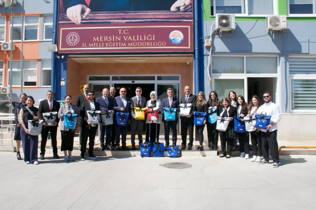 und eski brandadan yapılmış okul çantalarını milli eğitim bakanlığına teslim etti